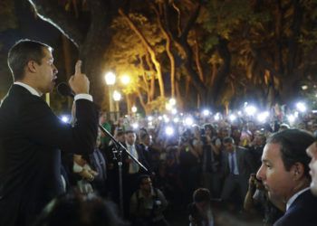 El autoproclamado presidente interino de Venezuela, Juan Guaidó, habla a sus simpatizantes frente a la cancillería en Buenos Aires, Argentina, el viernes 1ro de marzo de 2019.  Foto: Natacha Pisarenko / Ap.