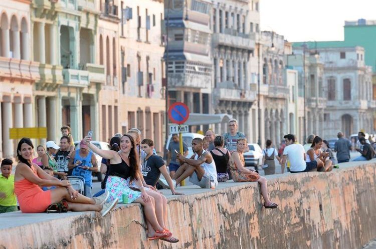 Malecón habanero, domingo 4 de marzo de 2019. Foto: Ernesto Mastrascusa / EFE.