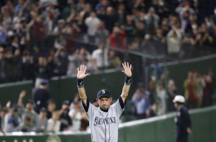 Ichiro Suzuki de los Marineros de Seattle saluda a los aficionados al final del juego ante los Atléticos de Oakland, el jueves 21 de marzo de 2019. (AP Foto/Koji Sasahara)