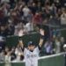 Ichiro Suzuki de los Marineros de Seattle saluda a los aficionados al final del juego ante los Atléticos de Oakland, el jueves 21 de marzo de 2019. (AP Foto/Koji Sasahara)