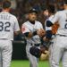 Ichiro Suzuki (centro) de los Marineros de Seattle recibe el saludo de sus compañeros tras ser reemplazado en el cuarto inning del juego ante los Atléticos de Oakland, el miércoles 20 de marzo de 2019, en Tokio. Foto: Toru Takahashi / AP.