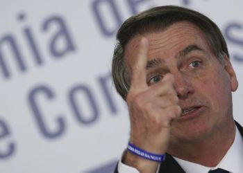 El persidente Jair Bolsonaro habla durante una ceremonia en el palacio presidencial de Planalto en Brasilia, Brasil, el lunes 25 de marzo de 2019. Foto: Eraldo Peres / AP.