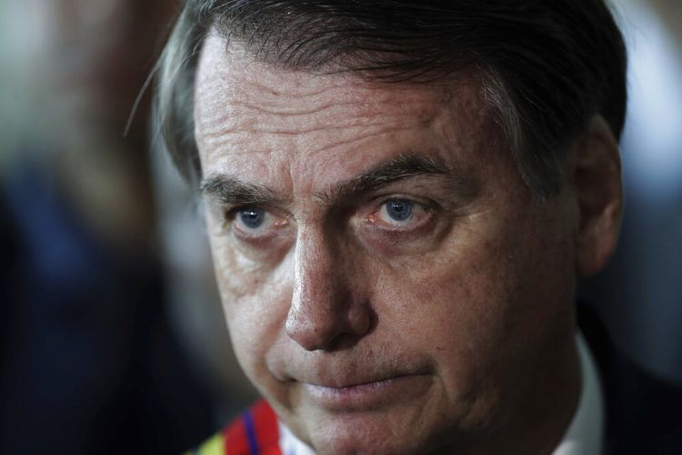 El presidente brasileño Jair Bolsonaro escucha la pregunta de un reportero al final de una ceremonia militar en Brasilia, el jueves 28 de marzo de 2019. Foto: Eraldo Peres / AP.