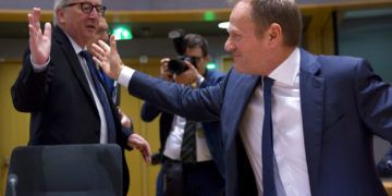 El presidente de la Comisión Europea, Jean-Claude Juncker, izquierda, saluda al titular del Consejo Europeo, Donald Tusk, durante una cumbre en el edificio Europa en Bruselas, el miércoles 20 de marzo de 2019. Foto: Virginia Mayo / AP.