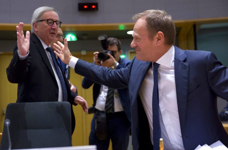 El presidente de la Comisión Europea, Jean-Claude Juncker, izquierda, saluda al titular del Consejo Europeo, Donald Tusk, durante una cumbre en el edificio Europa en Bruselas, el miércoles 20 de marzo de 2019. Foto: Virginia Mayo / AP.