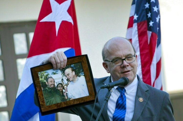 El congresista estadounidense Jim McGovern muestra una foto donde sale él y el expresidente cubano Fidel Castro durante la inauguración de un centro de conservación en La Habana, Cuba, el sábado 30 de marzo de 2019. Conservadores cubanos y estadounidenses abrieron un centro de conservación en la Finca Vigia, la casa en La Habana en Ernest Hemingway. Foto: Ramón Espinosa / AP.