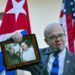 El congresista estadounidense Jim McGovern muestra una foto donde sale él y el expresidente cubano Fidel Castro durante la inauguración de un centro de conservación en La Habana, Cuba, el sábado 30 de marzo de 2019. Conservadores cubanos y estadounidenses abrieron un centro de conservación en la Finca Vigia, la casa en La Habana en Ernest Hemingway. Foto: Ramón Espinosa / AP.