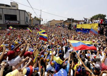 Simpatizantes reciben al líder opositor venezolano Juan Guaidó, quien se autoproclamó presidente encargado de la nación sudamericana, durante una manifestación en Valencia, Venezuela, el sábado 16 de marzo 2019. Foto: Natacha Pisarenko / AP.