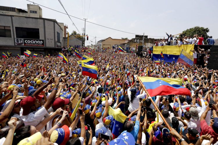 Simpatizantes reciben al líder opositor venezolano Juan Guaidó, quien se autoproclamó presidente encargado de la nación sudamericana, durante una manifestación en Valencia, Venezuela, el sábado 16 de marzo 2019. Foto: Natacha Pisarenko / AP.