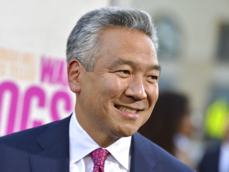 El presidente y director general de Warner Bros. Entertainment Kevin Tsujihara, llega a la premier en Los Ángeles de la película "War Dogs", el 15 de agosto de 2016. Foto: Jordan Strauss/Invision/AP.