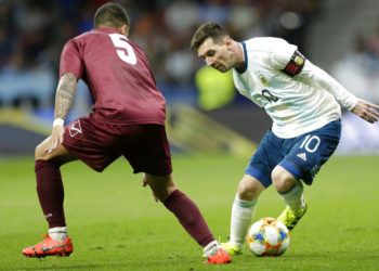 El delantero argentino Lionel Messi (derecha) domina el balón ante la marca del venezolano Junior Moreno durante un partido amistos en Madrid, España, el viernes 22 de marzo de 2019. Foto: Bernat Armangue / AP.