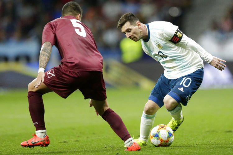 El delantero argentino Lionel Messi (derecha) domina el balón ante la marca del venezolano Junior Moreno durante un partido amistos en Madrid, España, el viernes 22 de marzo de 2019. Foto: Bernat Armangue / AP.