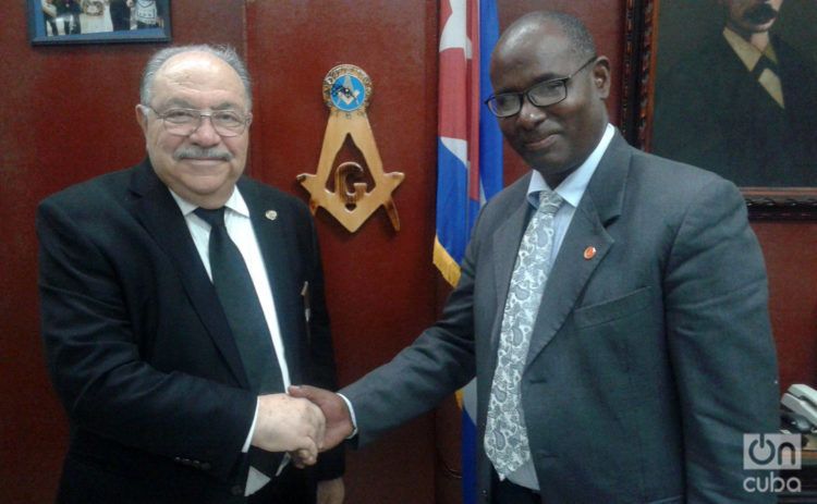 El Gran Maestro de la Gran Logia de Florida, Dr. John E. Karroum, y el Gran Maestro de la Gran Logia de Cuba, Ernesto Zamora, durante su encuentro en La Habana. Foto: Camila Acosta.