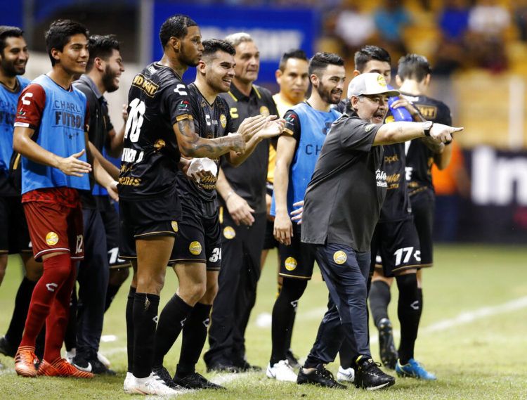 Diego Armando Maradona durante un partido de su equipo Dorados de Sinaloa en el torneo de ascenso de México, en septiembre de 2018. Foto: Eduardo Verdugo / AP / Archivo.