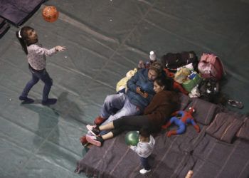 Una familia mexicana espera en la frontera en Ciudad Juárez poder ingresar a Estados Unidos. (AP Foto/Christian Torres, Archivo)