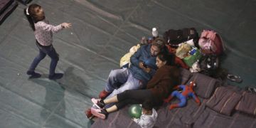 Una familia mexicana espera en la frontera en Ciudad Juárez poder ingresar a Estados Unidos. (AP Foto/Christian Torres, Archivo)