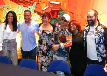 De izquierda a derecha, la actriz cubana Camila Arteche junto a los salseros cubanos Samuel Formell, Georgia Aguirre, Maykel Blanco, Dorgeris Alvarez y Alain Pérez, durante una conferencia de prensa en la Ciudad de México, a propósito del primer Festival de Salsa Cubana a realizarse en el Palacio de los Deportes de la capital meixcana el 23 de marzo del 2019. Foto: Berenice Bautista / AP.