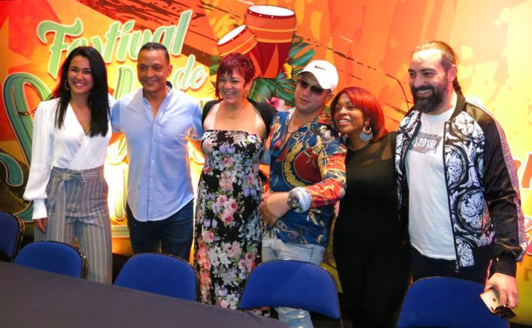 De izquierda a derecha, la actriz cubana Camila Arteche junto a los salseros cubanos Samuel Formell, Georgia Aguirre, Maykel Blanco, Dorgeris Alvarez y Alain Pérez, durante una conferencia de prensa en la Ciudad de México, a propósito del primer Festival de Salsa Cubana a realizarse en el Palacio de los Deportes de la capital meixcana el 23 de marzo del 2019. Foto: Berenice Bautista / AP.