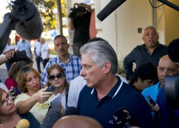 El presidente de Cuba, Miguel Díaz-Canel, habla con reporteros tras votar la nueva constitución, en La Habana, el 24 de febrero de 2019. Foto: Ramón Espinosa / AP.