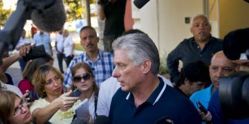 El presidente de Cuba, Miguel Díaz-Canel, habla con reporteros tras votar la nueva constitución, en La Habana, el 24 de febrero de 2019. Foto: Ramón Espinosa / AP.