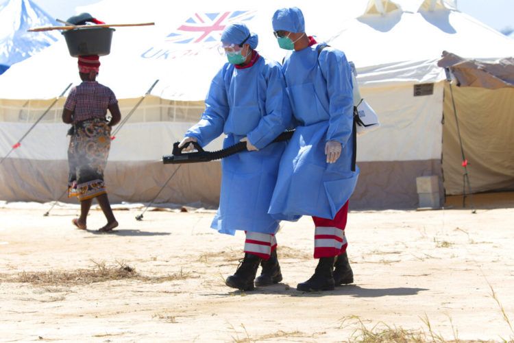 Personal de asistencia acude tras el paso del ciclón en Beira, Mozambique, el 31 de marzo del 2019. Foto: Tsvangirayi Mukwazhi / AP.