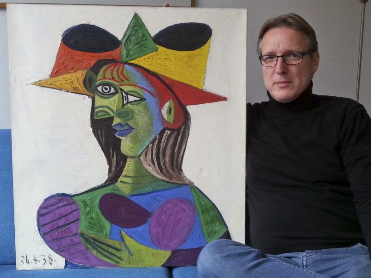 Arthur Brand junto a "Buste de Femme", un cuadro de Picasso recuperado 20 años después de su robo. Foto Time.com