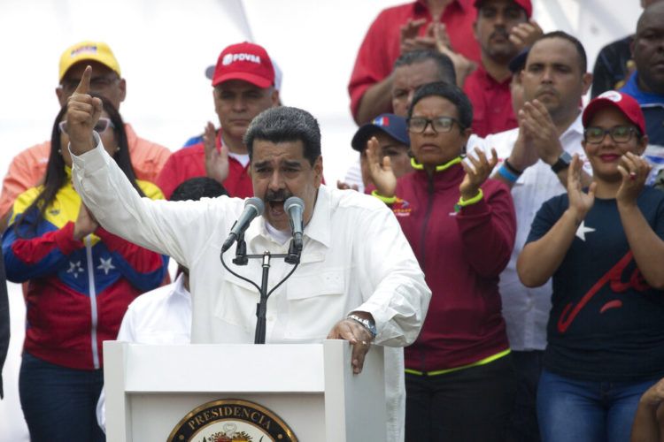 El presidente de Venezuela Nicolás Maduro habla con sus simpatizantes durante un mitin en Caracas el sábado 9 de marzo de 2019. Foto: Ariana Cubillos / AP.