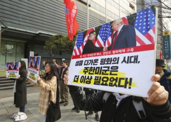 Manifestantes surcoreanos con pancartas que muestran fotos del presidente Donald Trump y del líder norcoreano Kim Jong Un durante una manifestación en Seúl, Corea del Sur, para denunciar las políticas de Washington sobre Corea del Norte. Foto: Ahn Young-joon / AP.