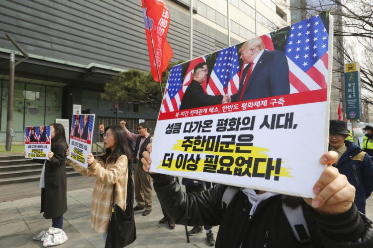 Manifestantes surcoreanos con pancartas que muestran fotos del presidente Donald Trump y del líder norcoreano Kim Jong Un durante una manifestación en Seúl, Corea del Sur, para denunciar las políticas de Washington sobre Corea del Norte. Foto: Ahn Young-joon / AP.