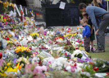 Dolientes colocan flores frente a un muro en los Jardines Botánicos de Christchurch, Nueva Zelanda, el lunes 18 de marzo de 2019. Foto: Vincent Thian / AP.