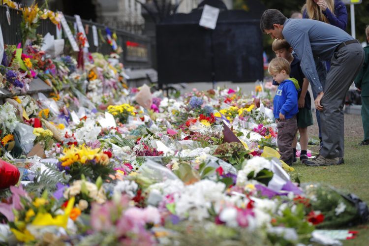 Dolientes colocan flores frente a un muro en los Jardines Botánicos de Christchurch, Nueva Zelanda, el lunes 18 de marzo de 2019. Foto: Vincent Thian / AP.