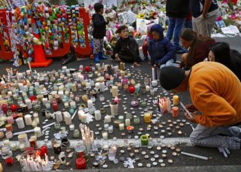 Estudiantes encienden velas durante una vigila para recordar a las víctimas del tiroteo del viernes afuera de la mezquita de Al Noor en Christchurch, Nueva Zelanda, el lunes 18 de marzo de 2019. Foto: Vincent Yu / AP.