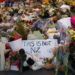 Un altar improvisado cerca de la mezquita Masjid Al Noor, escenario de una matanza a tiros el día anterior, en Chistchurch, Nueva Zelanda. Foto: Vincent Yu / AP.