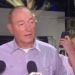 En esta imagen tomada de un video, un adolescente rompe un huevo en la cabeza del senador Fraser Anning, durante una conferencia de prensa, el sábado 16 de marzo de 2019, en Melbourne, Australia. Foto: AP.