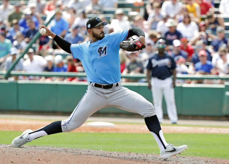 El abridor Pablo López de los Marlins de Miami lanza ante los Bravos de Atlanta en un juego de exhibición, el viernes 15 de marzo de 2019, en Kissimmee, Florida. (AP Foto/John Raoux)