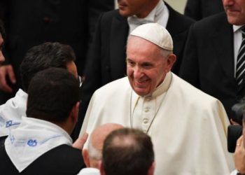 El Papa Francisco saluda a fieles. Foto: 19640noticias.com / AP / Archivo.