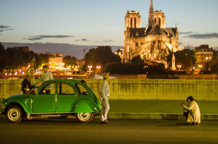 Visitantes en París. Al fondo, Notre Dame. Foto: Kaloian.