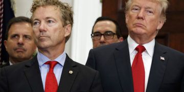 El senador estadounidense Rand Paul junto al presidente Donald Trump en la Casa Blanca en octubre de 2017. Foto: Evan Vucci / AP / Archivo.