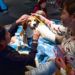 Estudiantes del Theodore T. Alexander Science Center School practican cepillar los dientes de un perro durante un recorrido previo a la inauguración de la exposición "Dogs! A Science Tail" en el California Science Center en Los Angeles en una fotografía del 12 de marzo de 2019. La muestra que se inaugura el sábado examina la relación entre los perros y los humanos y explora por qué las dos especies piensan tan parecido y se llevan tan bien. Foto: Richard Vogel / AP.