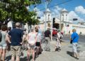 Turistas en el Paseo del Prado de Cienfuegos. Foto: Otmaro Rodríguez.