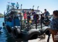 Una de las embarcaciones para pasajeros que surca la bahía de Cienfuegos a su llegada al embarcadero del Castillo de Jagua. Foto: Otmaro Rodríguez.