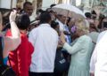 El Príncipe Carlos de Inglaterra y su esposa Camila, duquesa de Cornualles, saludan a los vecinos del parque de 17 y 6 en el Vedado, La Habana, el 26 de marzo de 2019. Foto: Otmaro Rodríguez.