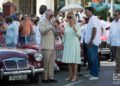 El Príncipe Carlos de Inglaterra y su esposa Camila, duquesa de Cornualles, visitan una exhibición de autos clásicos británicos en los alrededores del parque de 17 y 6 en el Vedado, La Habana, el 26 de marzo de 2019. Foto: Otmaro Rodríguez.