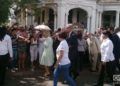 El Príncipe Carlos de Inglaterra y su esposa Camila, duquesa de Cornualles, saludan a los vecinos del parque de 17 y 6 en el Vedado, La Habana, el 26 de marzo de 2019. Foto: Eric Caraballoso Díaz.