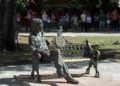 Escultura de John Lennon, obra del escultor cubano José Villa Soberón, que se encuentra en el parque de 17 y 6 en el Vedado, La Habana, el 26 de marzo de 2019. Foto: Otmaro Rodríguez.