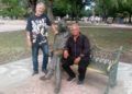 El periodista Guille Vilar (i) y el músico Carlos Alfonso junto a la escultura de John Lennon, durante la visita del Príncipe Carlos de Inglaterra y su esposa Camila, duquesa de Cornualles, al parque de 17 y 6 en el Vedado, La Habana, el 26 de marzo de 2019. Foto: Eric Caraballoso Díaz.