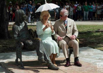 El Príncipe Carlos de Inglaterra y su esposa Camila, duquesa de Cornualles, junto a la escultura de John Lennon en el parque de 17 y 6 en el Vedado, La Habana, el 26 de marzo de 2019. Foto: Otmaro Rodríguez.