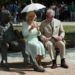 El Príncipe Carlos de Inglaterra y su esposa Camila, duquesa de Cornualles, junto a la escultura de John Lennon en el parque de 17 y 6 en el Vedado, La Habana, el 26 de marzo de 2019. Foto: Otmaro Rodríguez.