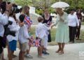 Camila, duquesa de Cornualles, saluda a la comunidad británica en Cuba durante una visita al parque de 17 y 6 en el Vedado, La Habana, el 26 de marzo de 2019. Foto: Otmaro Rodríguez.