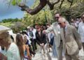 El Príncipe Carlos de Inglaterra y su esposa Camila, duquesa de Cornualles, saludan a la comunidad británica en Cuba durante una visita al parque de 17 y 6 en el Vedado, La Habana, el 26 de marzo de 2019. Foto: Otmaro Rodríguez.